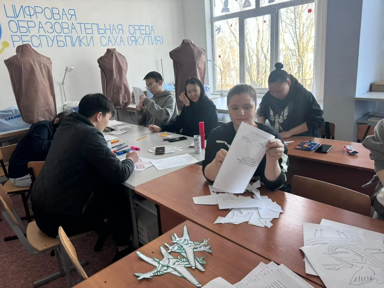 Студенты Жиганского подразделения украсили окна символами Победы