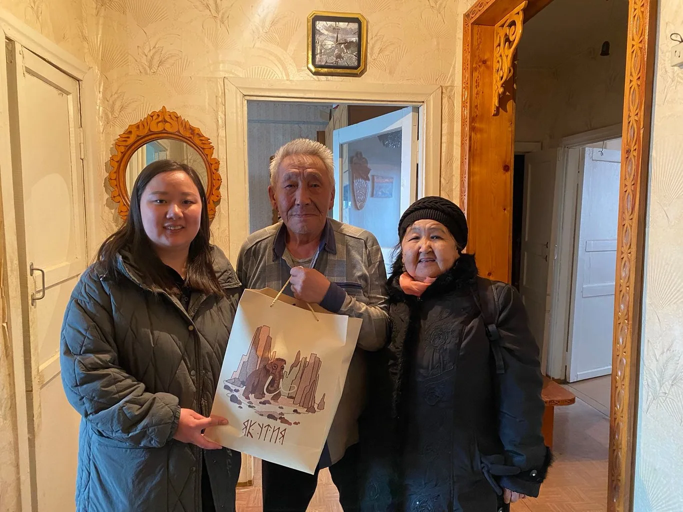 Сотрудники Жиганского подразделения поздравили ветерана труда с Днём Победы